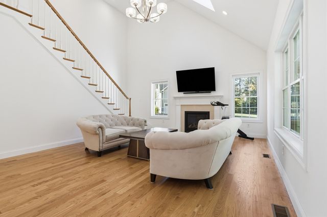27 Mcintosh Ln, Littleton, MA 01460