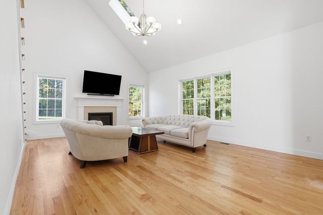 27 Mcintosh Ln, Littleton, MA 01460
