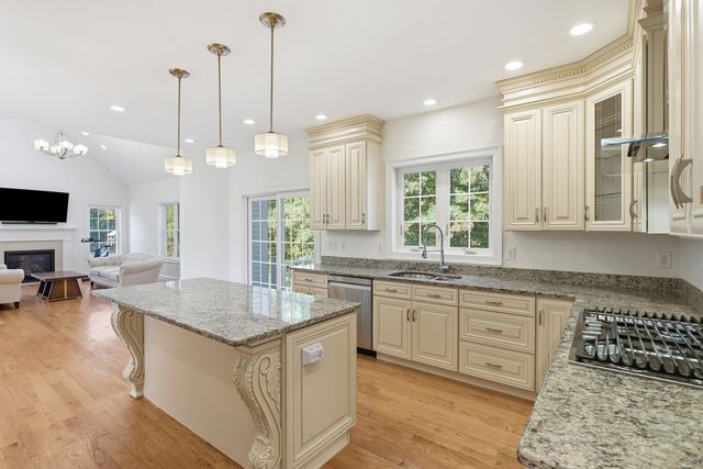 27 Mcintosh Ln, Littleton, MA 01460