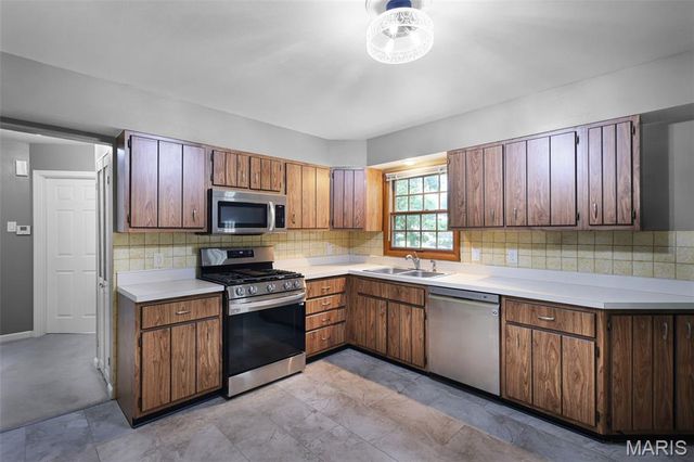 4253 Snelson Drive, St Louis, MO 63129