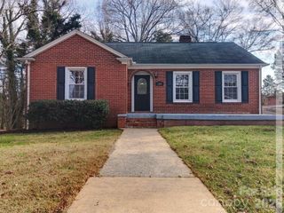 1106 8th Street NE, Hickory, NC 28601