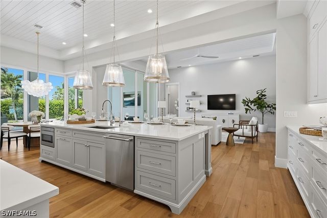 2150 Tarpon RD, Naples, FL 34102