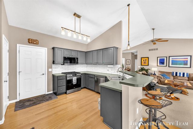 15308 Saddlebrook Court, Grand Haven, MI 49417