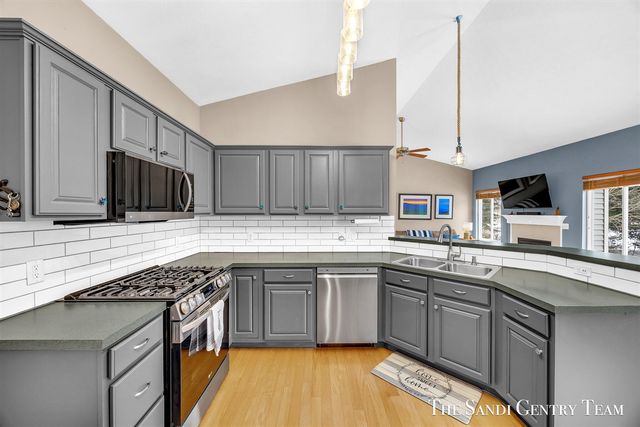 15308 Saddlebrook Court, Grand Haven, MI 49417