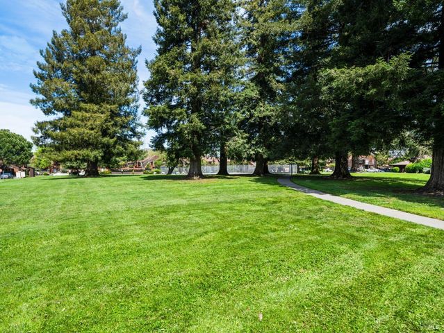 1560 Parkway Dr, Rohnert Park, CA 94928