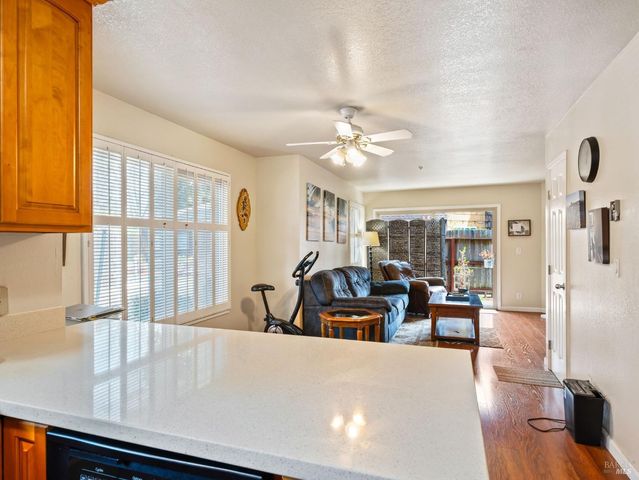 1560 Parkway Dr, Rohnert Park, CA 94928