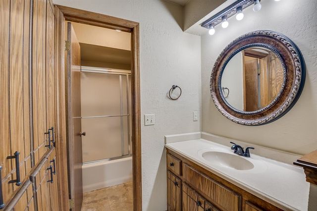 2127 Lonnie Lane, Moore, OK 73170