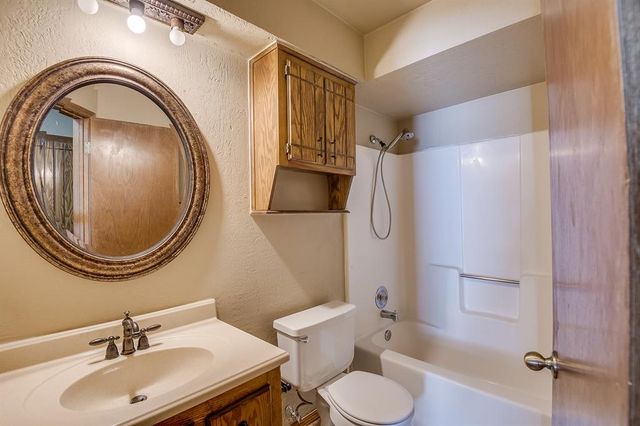 2127 Lonnie Lane, Moore, OK 73170