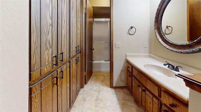 2127 Lonnie Lane, Moore, OK 73170