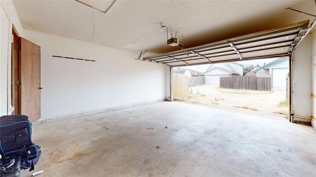 2127 Lonnie Lane, Moore, OK 73170