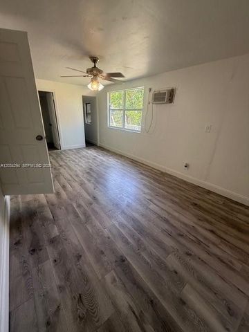 530 Mentone Rd, Lake Worth, FL 33462