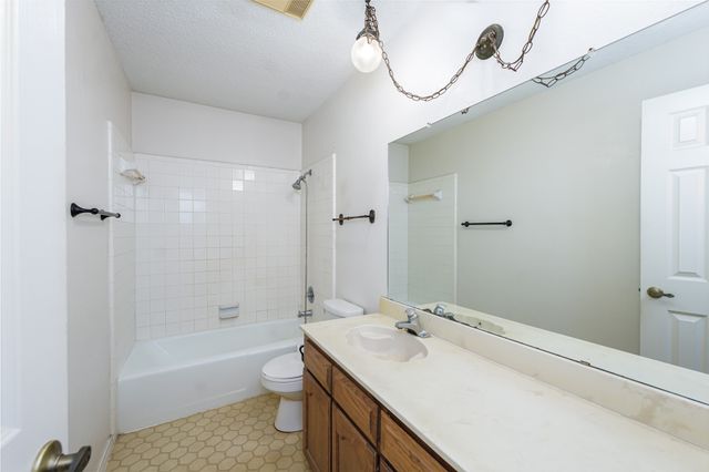 2662 Parkside Drive, Grand Prairie, TX 75052
