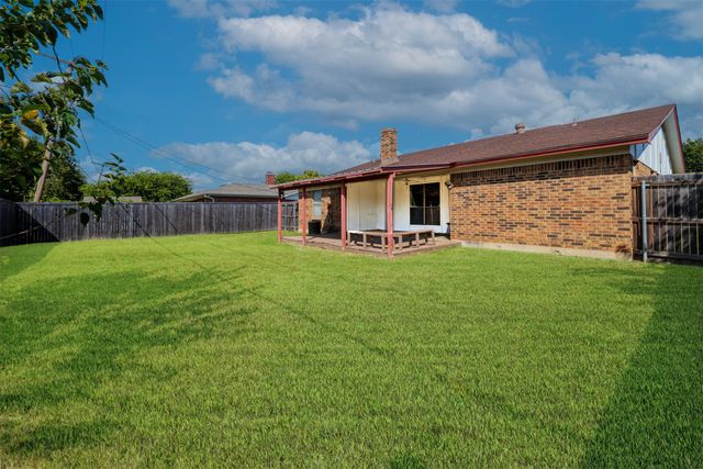 2662 Parkside Drive, Grand Prairie, TX 75052