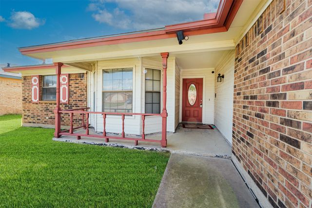 2662 Parkside Drive, Grand Prairie, TX 75052