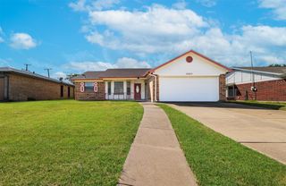 2662 Parkside Drive, Grand Prairie, TX 75052