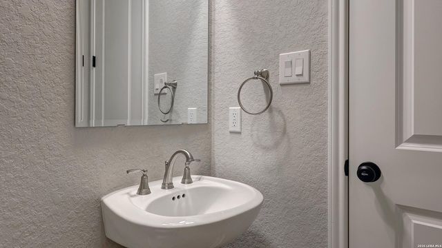 103 Janette Bend, Castroville, TX 78009