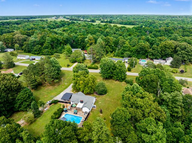 2552 Farms Cir, Woodlawn, TN 37191