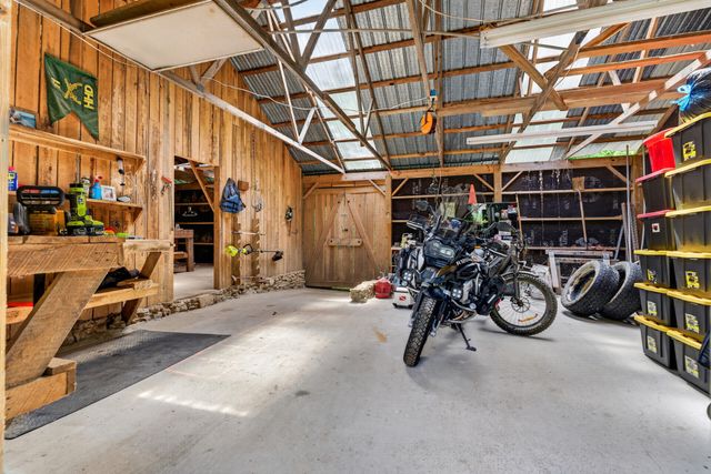 2552 Farms Cir, Woodlawn, TN 37191