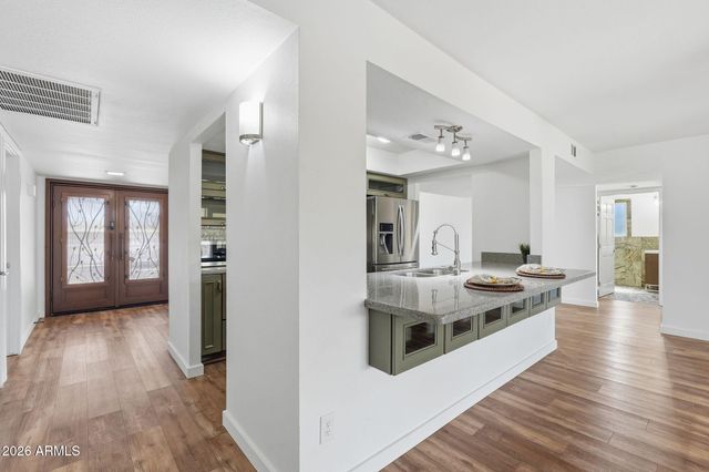 6852 S TERRACE Road, Tempe, AZ 85283