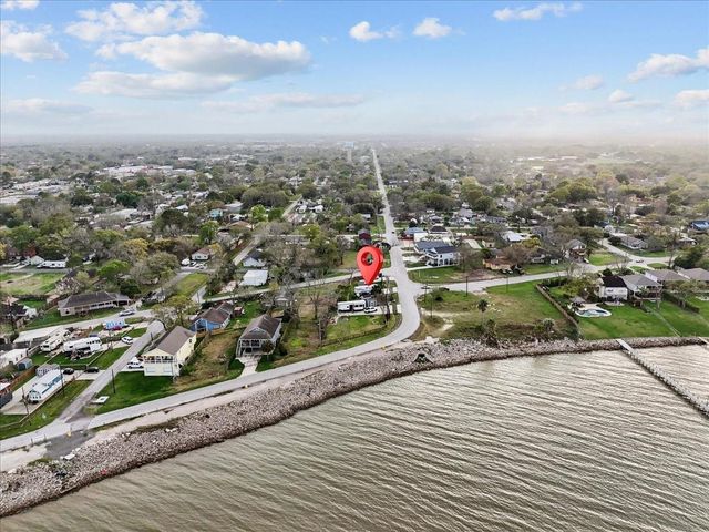 111 Jackson Avenue, Bacliff, TX 77518