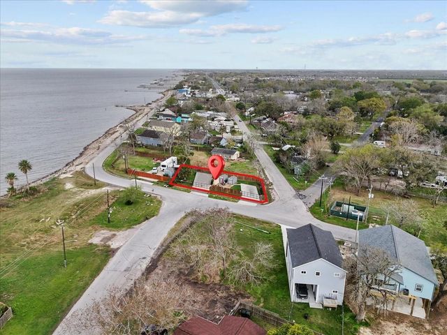 111 Jackson Avenue, Bacliff, TX 77518