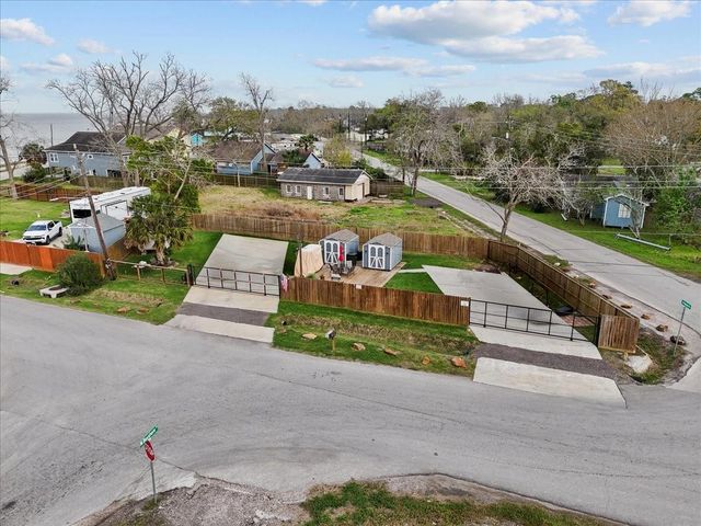 111 Jackson Avenue, Bacliff, TX 77518