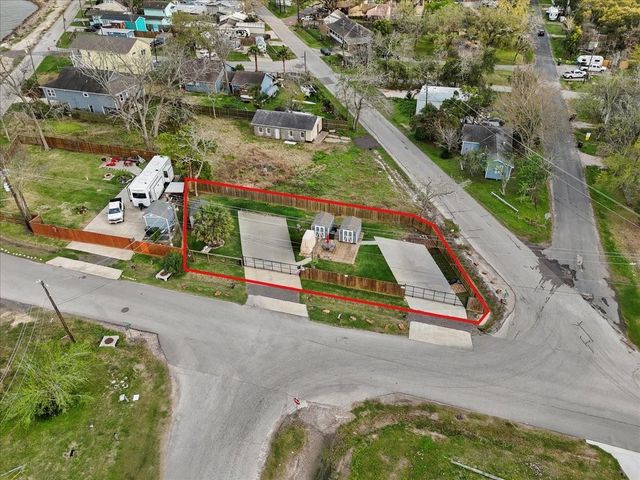 111 Jackson Avenue, Bacliff, TX 77518