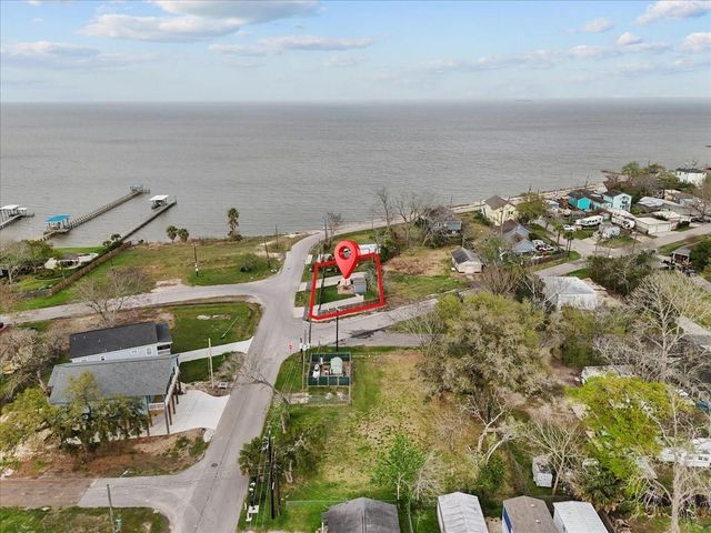 111 Jackson Avenue, Bacliff, TX 77518