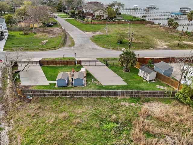 111 Jackson Avenue, Bacliff, TX 77518