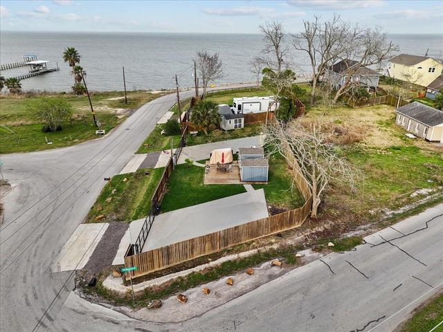 111 Jackson Avenue, Bacliff, TX 77518