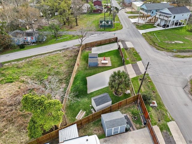 111 Jackson Avenue, Bacliff, TX 77518