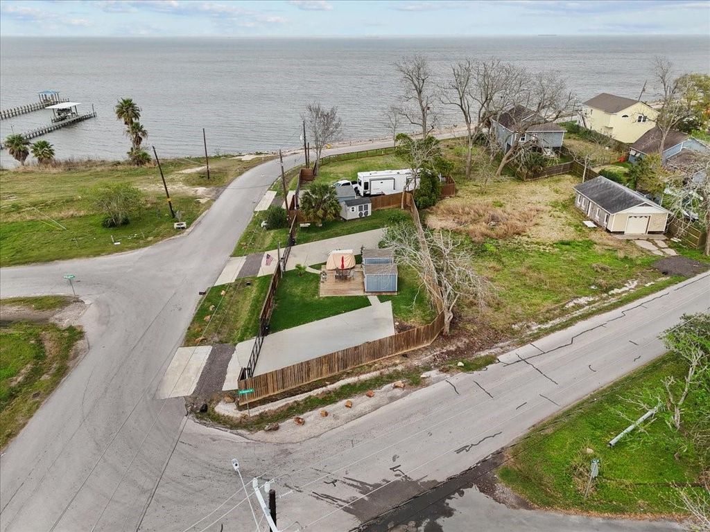 111 Jackson Avenue, Bacliff, TX 77518