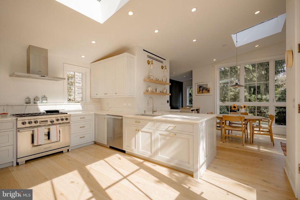 134 W HIGHLAND AVE, Philadelphia, PA 19118 — photo 2
