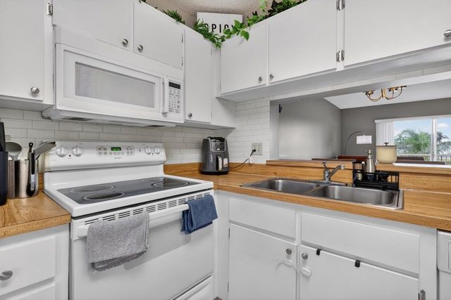 5511 Lakeside Drive 202, Margate, FL 33063