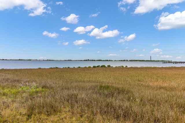 1013 Freeport Court, Mary Esther, FL 32569