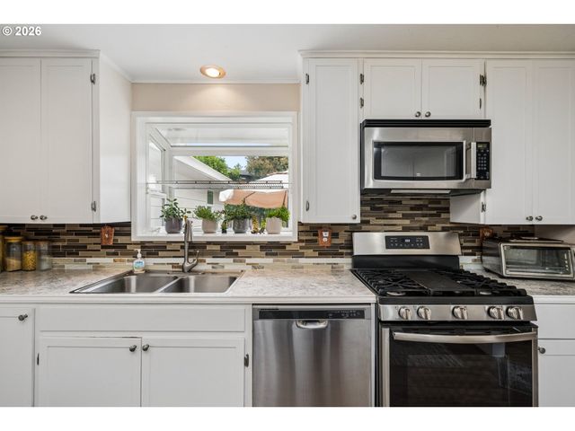 420 RIVERVIEW Blvd, Springfield, OR 97477
