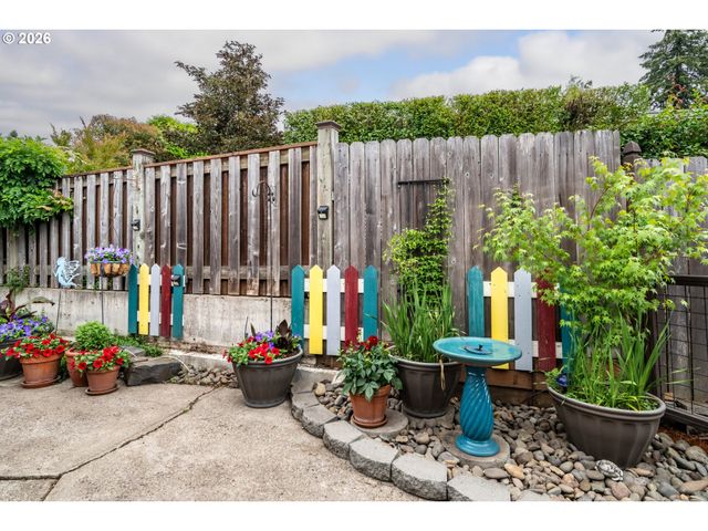 420 RIVERVIEW Blvd, Springfield, OR 97477