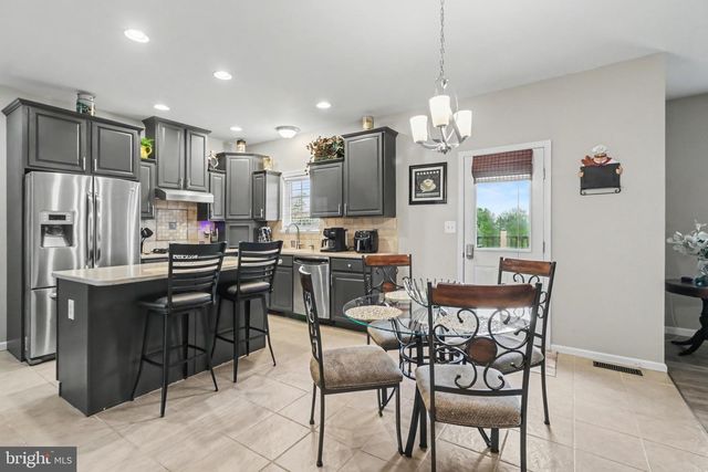 1215 AYLESBURY LN, York, PA 17404