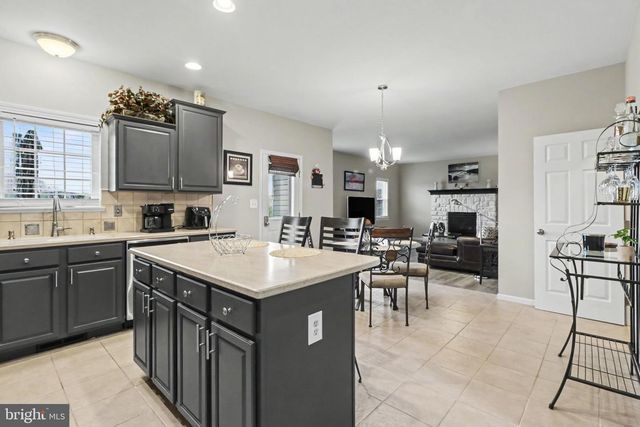 1215 AYLESBURY LN, York, PA 17404