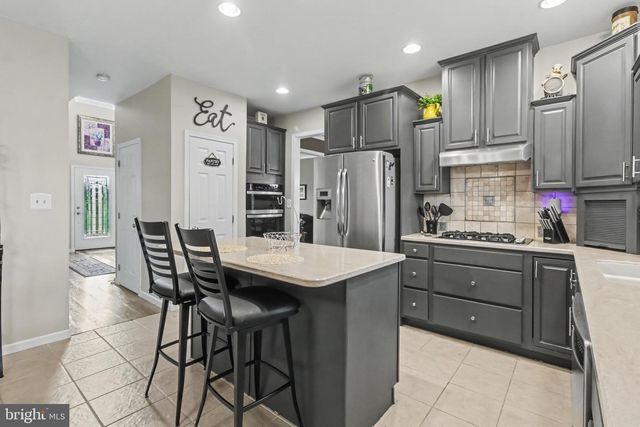 1215 AYLESBURY LN, York, PA 17404