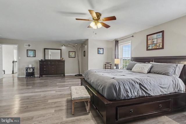 1215 AYLESBURY LN, York, PA 17404