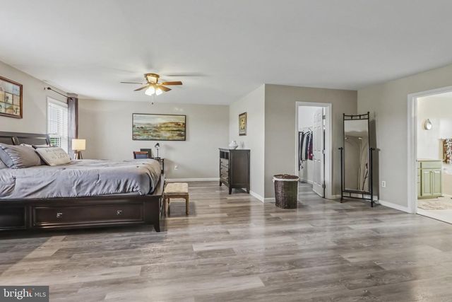 1215 AYLESBURY LN, York, PA 17404
