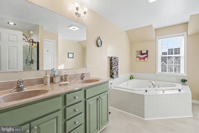 1215 AYLESBURY LN, York, PA 17404
