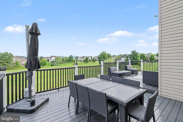1215 AYLESBURY LN, York, PA 17404