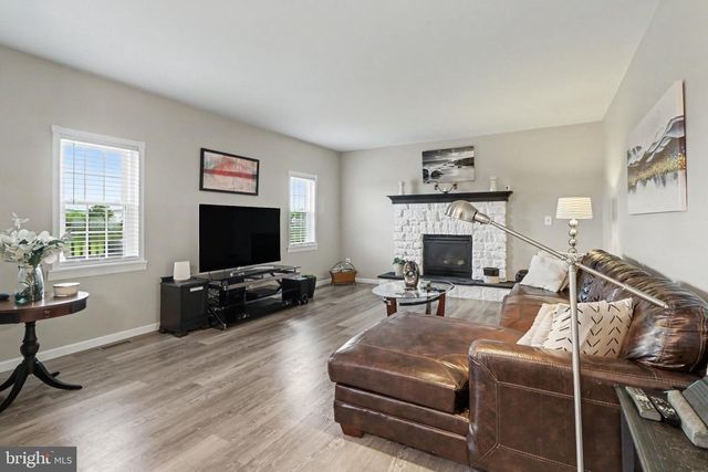 1215 AYLESBURY LN, York, PA 17404