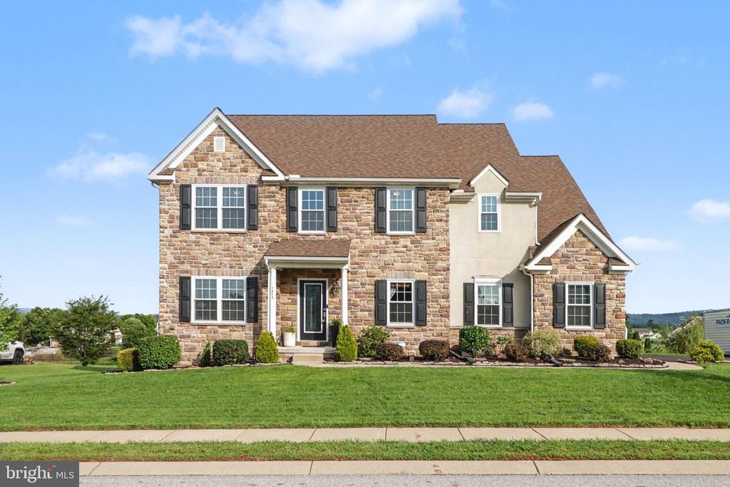 1215 AYLESBURY LN, York, PA 17404