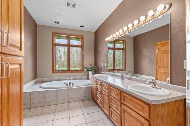 E9625 HICKORY RIDGE LANE, New London, WI 54961