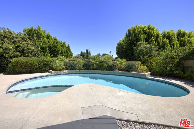 22427 De Kalb Drive, Calabasas, CA 91302