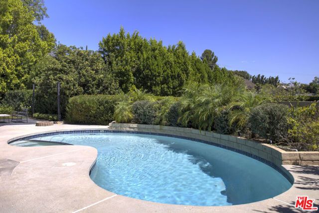 22427 De Kalb Drive, Calabasas, CA 91302