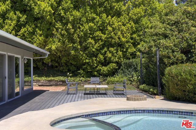 22427 De Kalb Drive, Calabasas, CA 91302